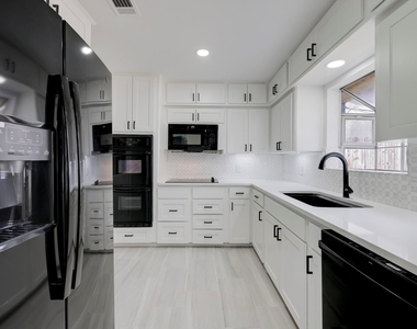 5530 Lincrest Lane - Photo Thumbnail 7