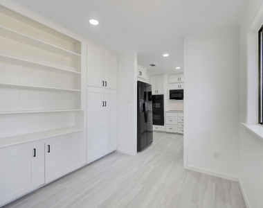 5530 Lincrest Lane - Photo Thumbnail 5