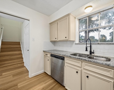 1600 Hazelwood Street - Photo Thumbnail 11