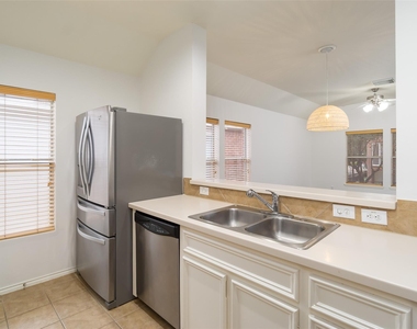 910 W Heights Hollow Lane - Photo Thumbnail 5