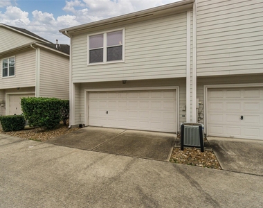 910 W Heights Hollow Lane - Photo Thumbnail 15