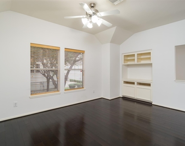 910 W Heights Hollow Lane - Photo Thumbnail 4