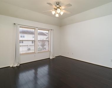 910 W Heights Hollow Lane - Photo Thumbnail 8