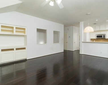910 W Heights Hollow Lane - Photo Thumbnail 3