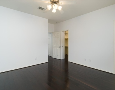 910 W Heights Hollow Lane - Photo Thumbnail 9