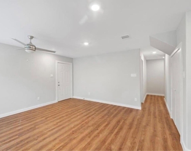 8217 Crestview Drive - Photo Thumbnail 11