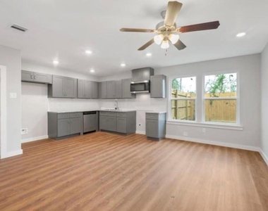 8217 Crestview Drive - Photo Thumbnail 6