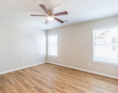 233 Park Place Circle - Photo Thumbnail 13