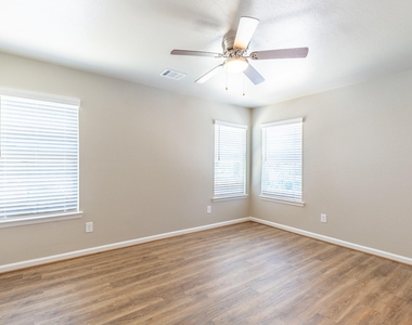 233 Park Place Circle - Photo Thumbnail 8