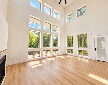 13523 Lakecrest Drive - Photo Thumbnail 5
