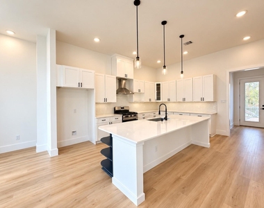 13523 Lakecrest Drive - Photo Thumbnail 7