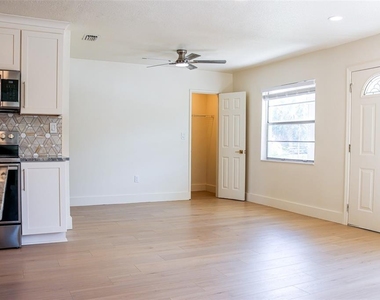 4211 W Bay View Avenue - Photo Thumbnail 6