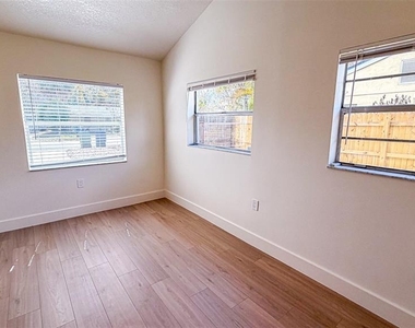 4211 W Bay View Avenue - Photo Thumbnail 7