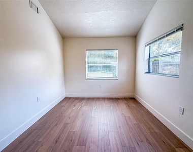 4211 W Bay View Avenue - Photo Thumbnail 8