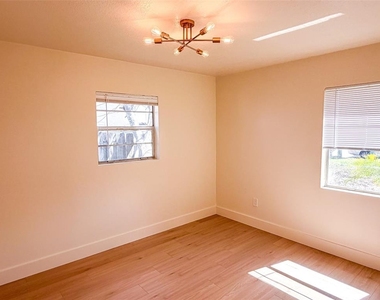 4211 W Bay View Avenue - Photo Thumbnail 11