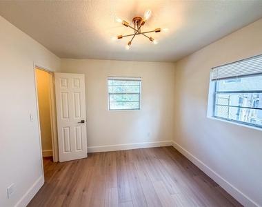4211 W Bay View Avenue - Photo Thumbnail 12