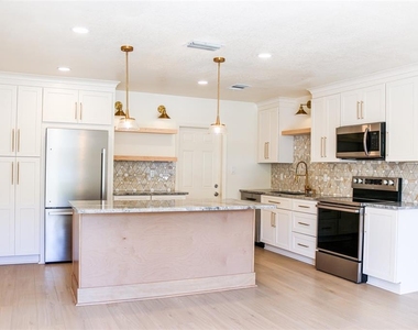 4211 W Bay View Avenue - Photo Thumbnail 2