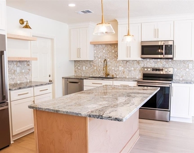 4211 W Bay View Avenue - Photo Thumbnail 3