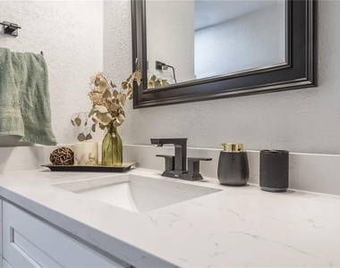 806 E Hamilton Avenue - Photo Thumbnail 16