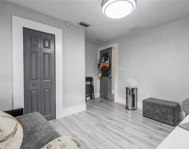 806 E Hamilton Avenue - Photo Thumbnail 18