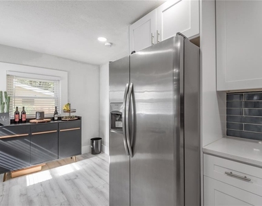 806 E Hamilton Avenue - Photo Thumbnail 12