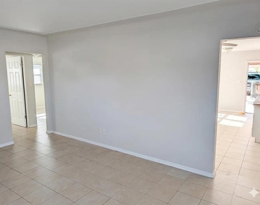 2334 38th Avenue N - Photo Thumbnail 7