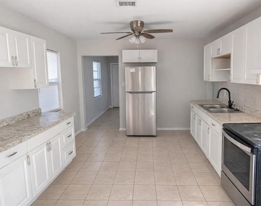 2334 38th Avenue N - Photo Thumbnail 4