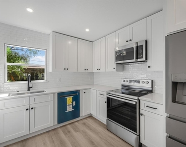 4318 S West Shore Boulevard - Photo Thumbnail 6