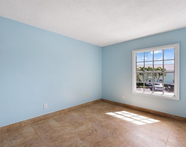 4859 Coquina Key Drive Se - Photo Thumbnail 11