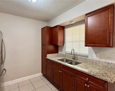 210 N Lone Oak Drive - Photo Thumbnail 4