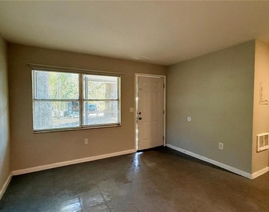 213 Dr Martin Luther King Jr Avenue - Photo Thumbnail 4