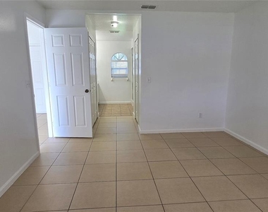 5100 Heatherstone Drive - Photo Thumbnail 6
