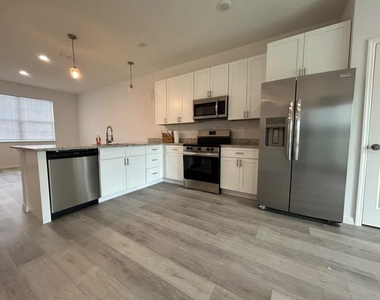 731 Desmoines - Photo Thumbnail 6