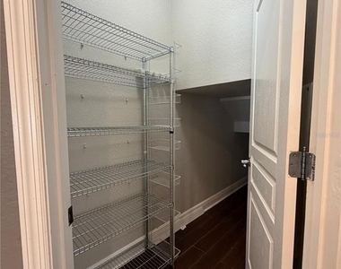 7751 Fairgrove Avenue - Photo Thumbnail 10