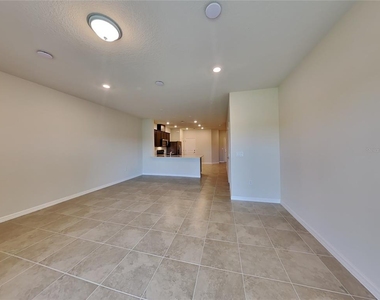 3117 Emerald Acres Lane - Photo Thumbnail 2