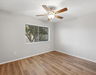 307 Sandlewood Trail - Photo Thumbnail 10