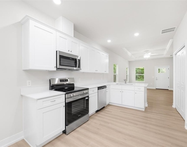 1507 Ne 6th Place - Photo Thumbnail 5