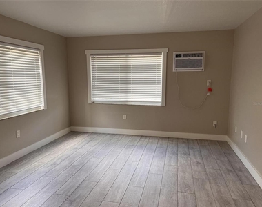 1092 Cocoanut Avenue - Photo Thumbnail 3