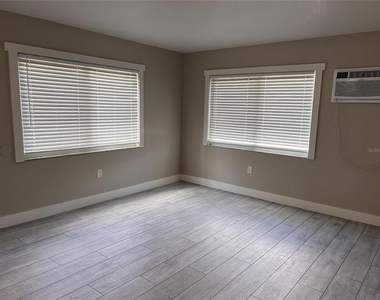 1092 Cocoanut Avenue - Photo Thumbnail 2