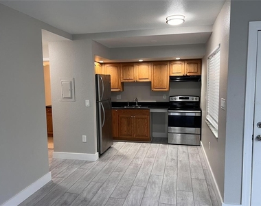 1092 Cocoanut Avenue - Photo Thumbnail 5