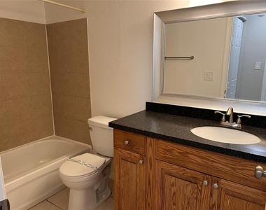 1092 Cocoanut Avenue - Photo Thumbnail 7