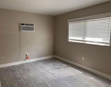 1092 Cocoanut Avenue - Photo Thumbnail 6