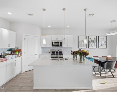 921 Cottage Place - Photo Thumbnail 2