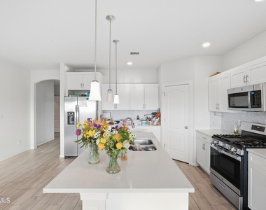 921 Cottage Place - Photo Thumbnail 4