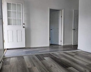 916 Middle Street - Photo Thumbnail 6