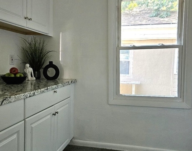 916 Middle Street - Photo Thumbnail 7
