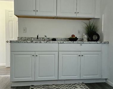 916 Middle Street - Photo Thumbnail 9