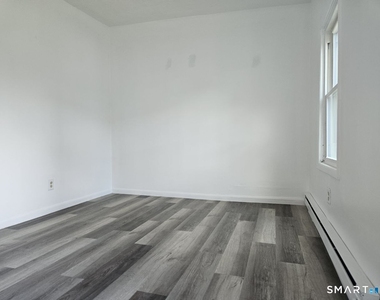 916 Middle Street - Photo Thumbnail 4