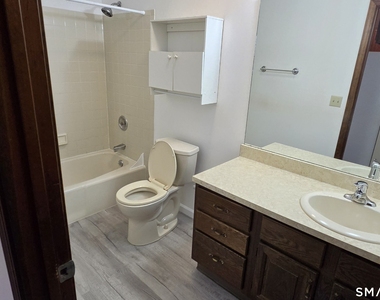 132 Greenwood Avenue - Photo Thumbnail 10