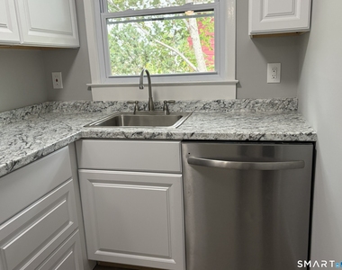 429 Thompson Avenue - Photo Thumbnail 6